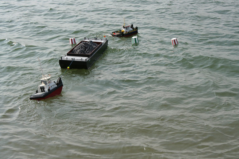 Stará čtyřstovka s vlekem proti větru neměla šanci, za to  Barracuda opět nedodržovala fyzikální zákony.  